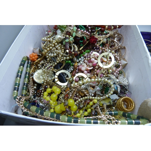 924 - A box of costume jewellery