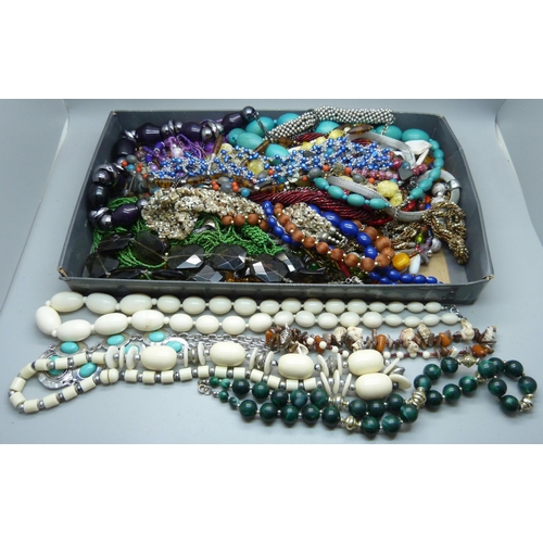 933 - Bead necklets
