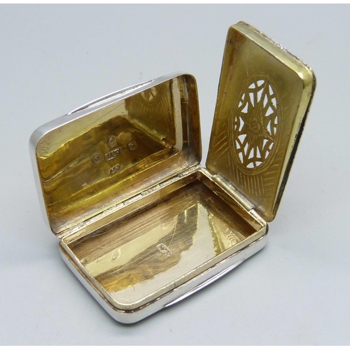 943 - A George III silver vinaigrette with unusual grille, Birmingham 1805, William Boot, 41mm wide