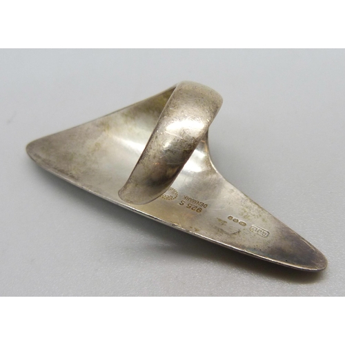 948 - A silver Georg Jensen ring, 99, with box, size I/J