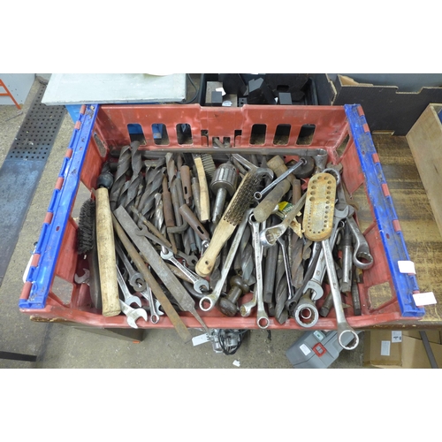 2019 - A tray of assorted tools including lathe drills bits, spanners and Jacobs chucks no 38 triple jaw la... 