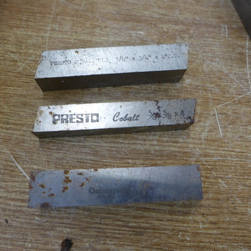 2022 - A box of metal cutting lathe tools