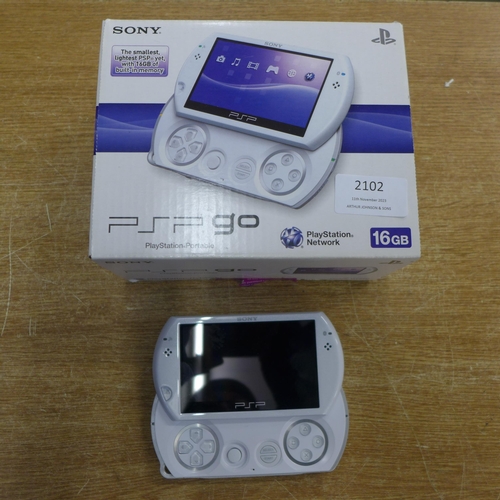 2102 - A Sony Playstation PSP Go (PSP-N1003-PW) pearl white hand held gaming console