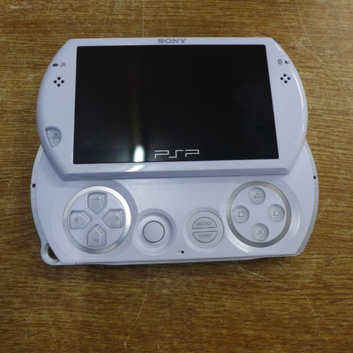 2102 - A Sony Playstation PSP Go (PSP-N1003-PW) pearl white hand held gaming console