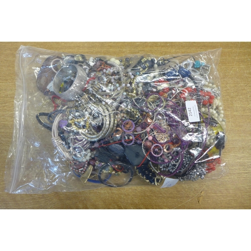 2142 - A bag of costume jewellery