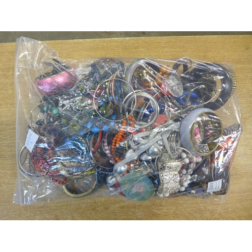 2143 - A bag of costume jewellery