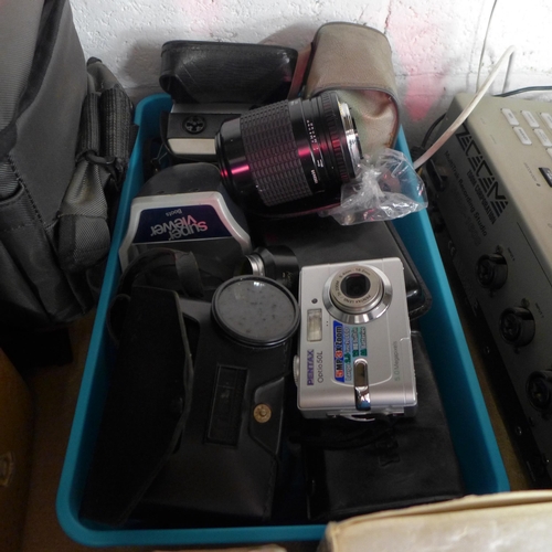 2166 - A collection of camera equipment including Kodak projector - projector failed electrical safety test... 