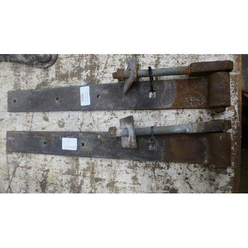 2250 - A pair of heavy duty steel hinges