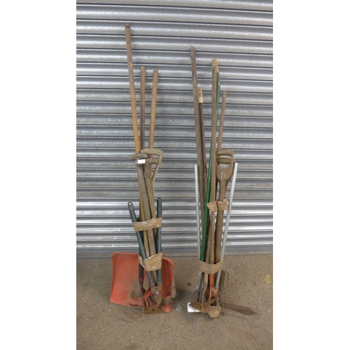 2256 - Approx. 12 assorted garden tools