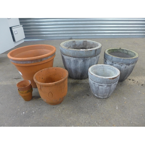 2261 - A quantity of assorted sized plant pots