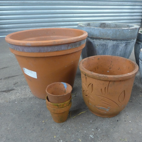 2261 - A quantity of assorted sized plant pots