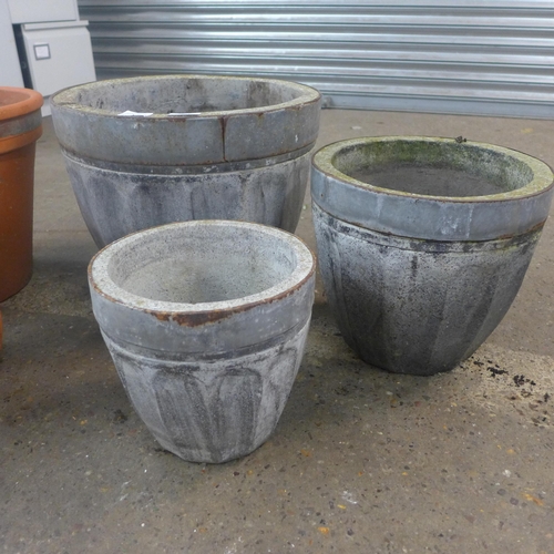 2261 - A quantity of assorted sized plant pots