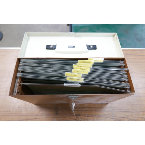 2291 - A deed box with key