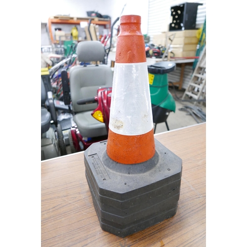 2330 - Six highway cones