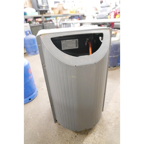 2333 - A Bosch Helios double safety sysytem gas heater and a nearly full gas bottle