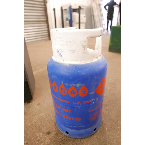 2333 - A Bosch Helios double safety sysytem gas heater and a nearly full gas bottle