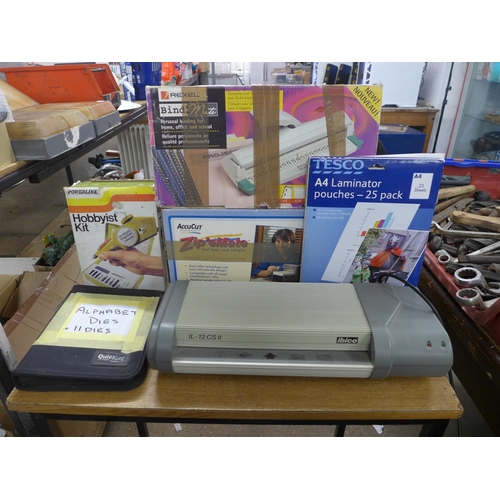 2426 - A quantity of craft items including an A4 laminator and pouches, a personal die cutting machine (wit... 