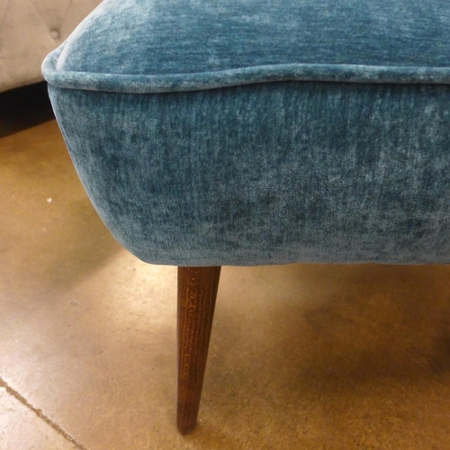 1323 - A turquoise velvet upholstered shell back side chair