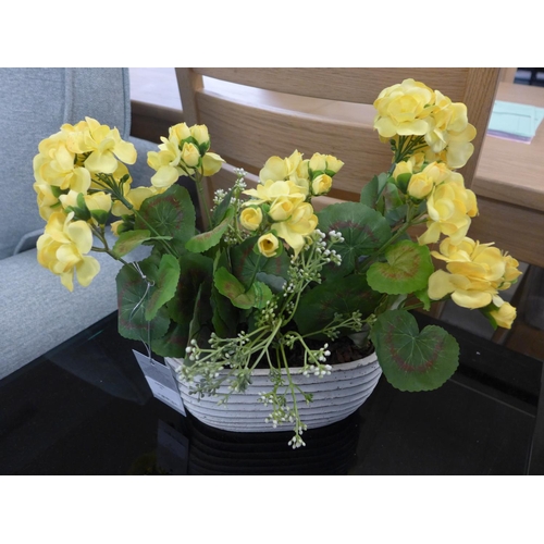 1325 - An oval pot with a display of yellow faux Geranium, H 30cms (50563209)   #