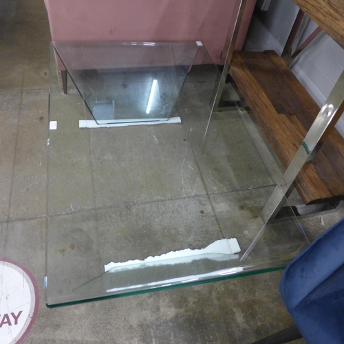 1494 - A heavy glass coffee table