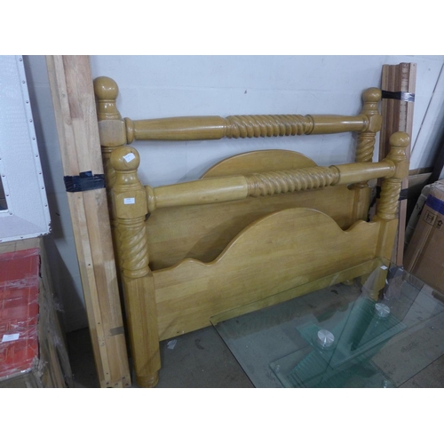 1539 - A hardwood kingsize bed frame