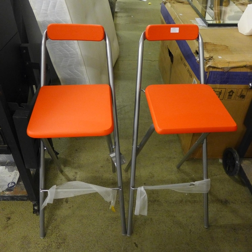 1575 - A pair of red and silver folding stools