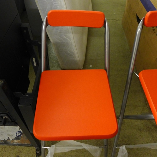 1575 - A pair of red and silver folding stools