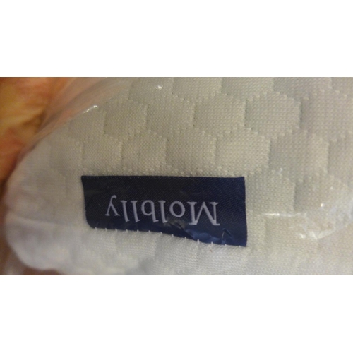 1595 - A pair of memory foam pillows