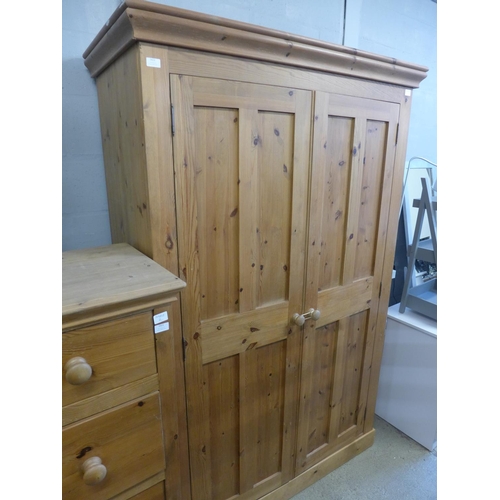 1622 - A pine double wardrobe