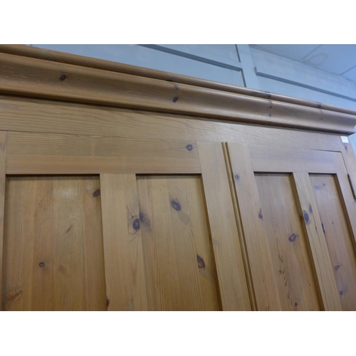 1622 - A pine double wardrobe