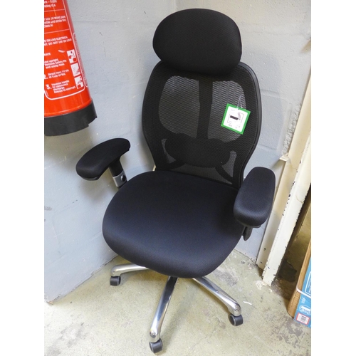 1627 - A black and silver swivel office chair