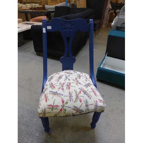 1628 - A blue and patterned upholstered side chair