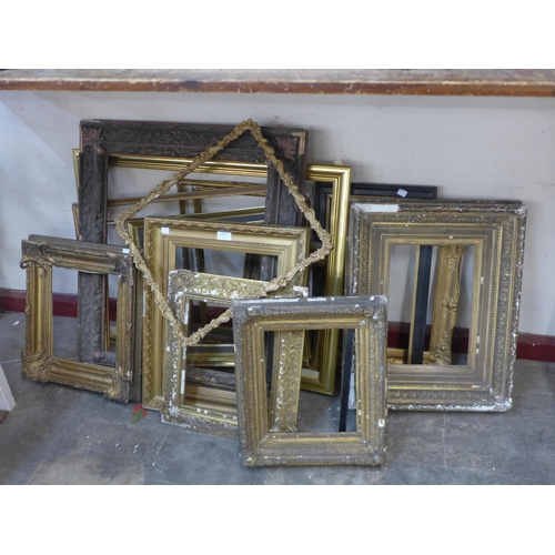 369 - Assorted antique and later gilt picture frames