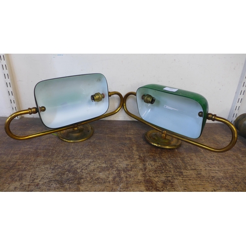 391 - A pair of brass reading lights