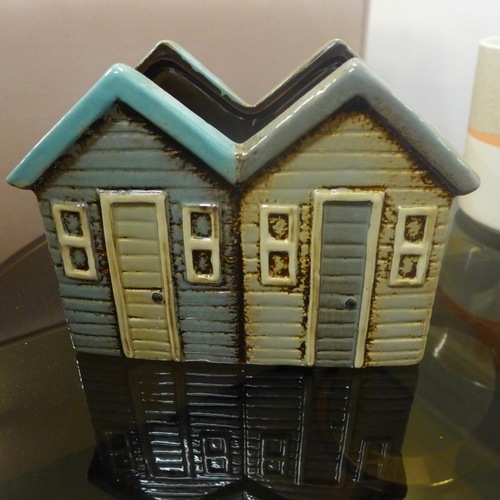 1331 - A ceramic beach hut planter W19cm (565305)