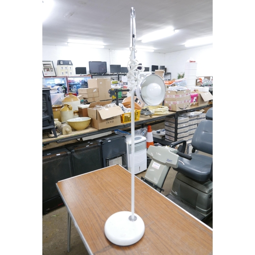 2350 - A flexi standing lamp