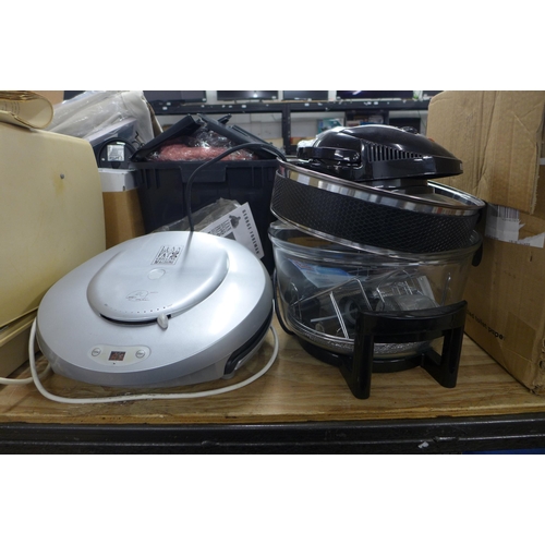 2395 - A George Foreman Lean Mean Fat Reducing Grilling Machine and an Aldi Ambiano halogen air fryer