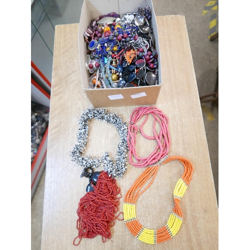 2128 - A box of statement necklets