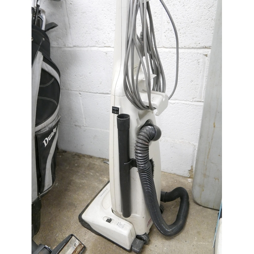 2191 - A Panasonic MC-E450 wall to wall cleaning vacuum cleaner