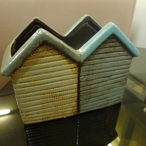 1373 - A ceramic beach hut planter W19cm (565305)