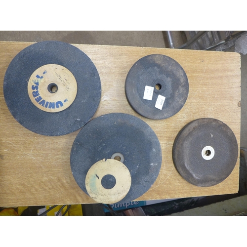 2005 - 4 Assorted grinding stones