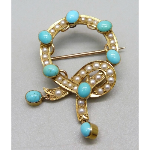 1006 - A yellow metal wreath/knot brooch set with turquoise and pearls, 7.9g, 4cm