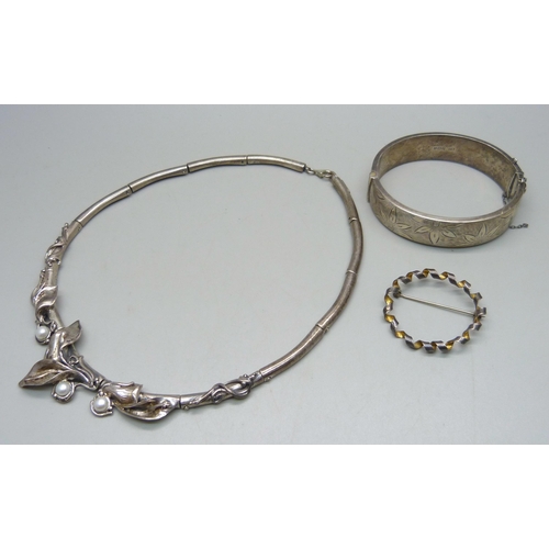 1008 - A silver Art Nouveau style necklace set with pearls, a white metal brooch and a silver bangle, dente... 