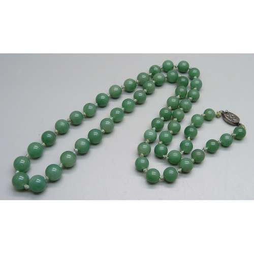 1025 - A Chinese jade necklace with silver clasp, 75g, 70.5cm