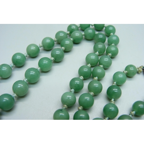 1025 - A Chinese jade necklace with silver clasp, 75g, 70.5cm