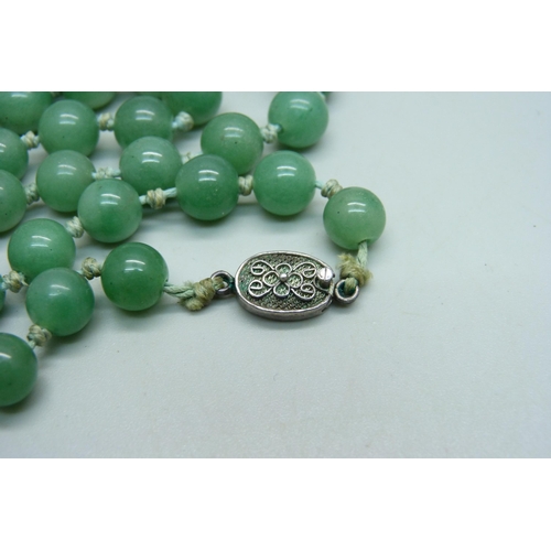 1025 - A Chinese jade necklace with silver clasp, 75g, 70.5cm