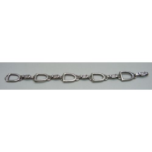 1038 - A silver bracelet with stirrup shaped links, 25g