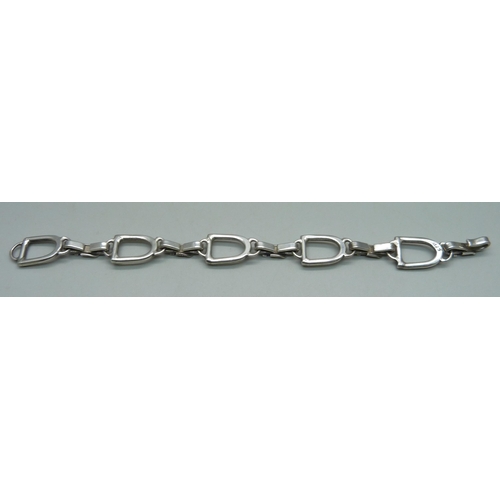 1038 - A silver bracelet with stirrup shaped links, 25g