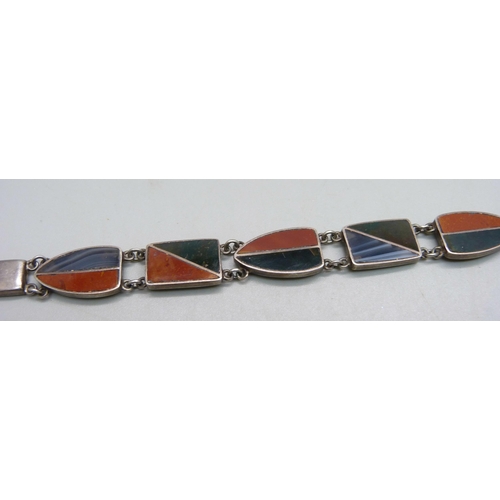 1042 - A silver and agate set panel bracelet, 17.5cm, 16.8g