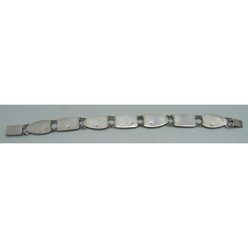 1042 - A silver and agate set panel bracelet, 17.5cm, 16.8g